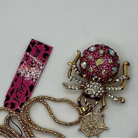 NECKLACE! HALLOWEEN! Betsey Johnson Pink Rhinestone Spider with Web BNWT - Picture 1 of 6